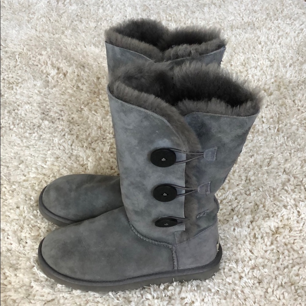 Grey Ugg Bailey Suede Button Triplet size 7.5